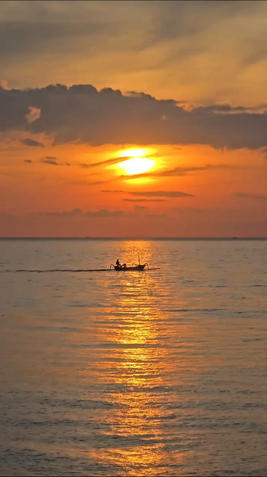 Západ slunce nad mořem během výpravy na Bali