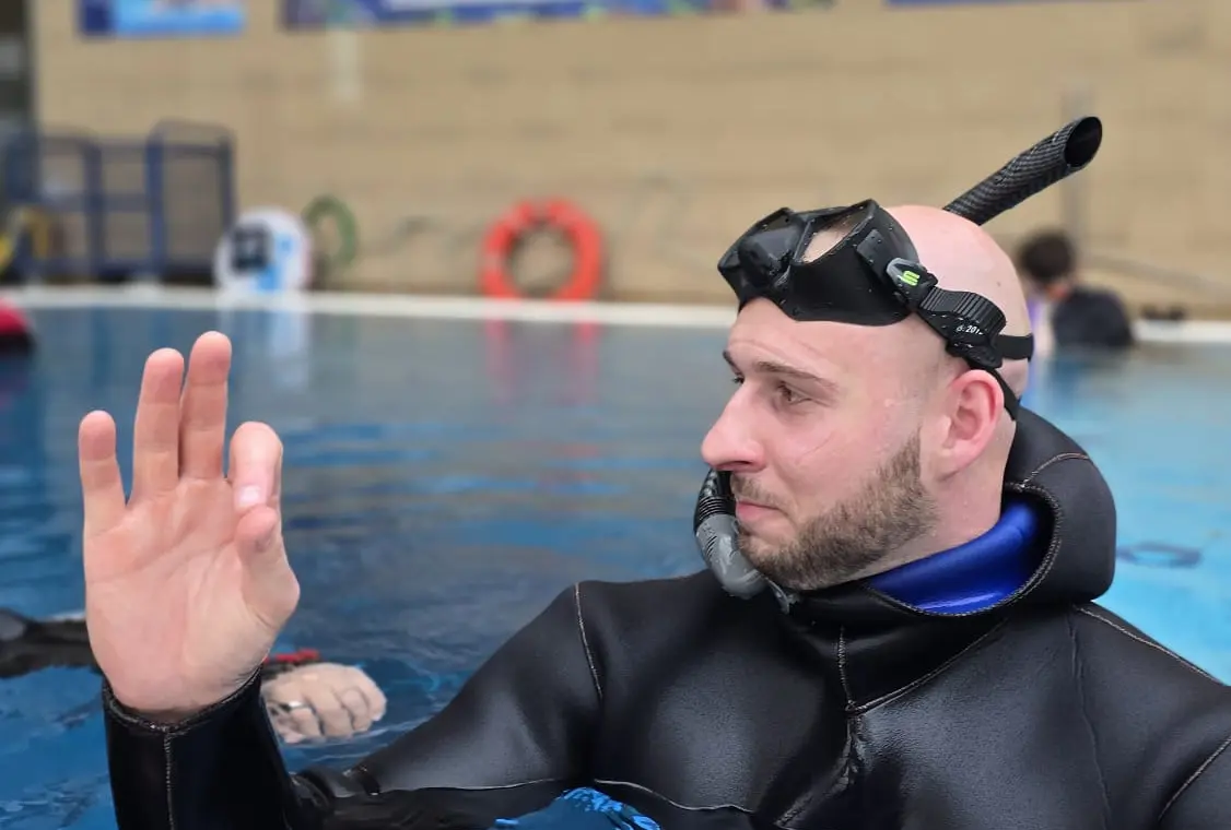 Martin při vedení freedivingového kurzu v bazénu