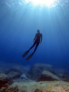 Freediving na Kypru: vraky, želvy, jeskyně, a Musan