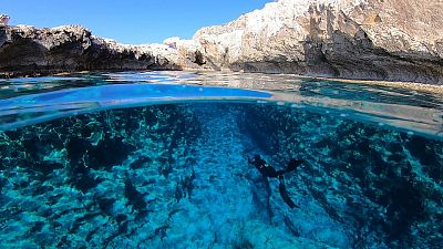 Freediving na Kypru: vraky, želvy, jeskyně, a Musan